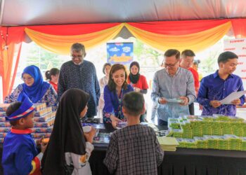 (DARI kiri) Ketua Pegawai Eksekutif Yayasan Kebajikan Negara, Nordina Haron; Naib Canselor Pro (Penyelidikan dan Kelestarian) Sunway University, Profesor Mahendhiran Sanggaran Nair; Tengku Zatashah Idris; Presiden Kumpulan Sunway, Datuk Anuar Taib dan Ketua Pegawai Eksekutif Komuniti Belia Selangor, Aiman ​​Syafiq Nazri mengedarkan pek makanan dan barangan runcit keperluan kepada penduduk Desa Mentari, Petaling Jaya.
