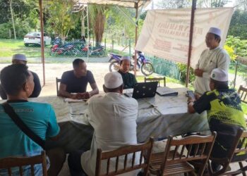 SABRI AZIT (kanan) mendengar permasalahan rakyat  Jerai