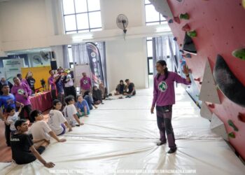 PARA peserta mendengar taklimat bagi Pertandingan Mini Bouldering sempena Hari Terbuka IYC 2026.