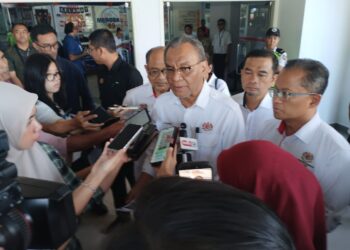 DZULKEFLY Ahmad bercakap dalam sidang akhbar selepas mengadakan lawatan kerja ke Hospital Taiping hari ini.