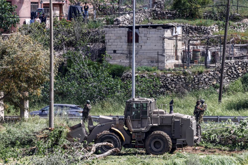 Tentera Israel cabut 400 pokok zaitun milik penduduk Palestin di Tebing Barat Tentera Israel cabut 400 pokok zaitun milik penduduk Palestin di Tebing Barat