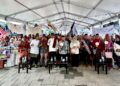 ABU Bakar Hamzah (tengah) bergambar bersama peserta Keretapi Sarong Perlis 2026 yang berlangsung di Padang Besar Street, Perlis, hari ini. -UTUSAN/ASYRAF MUHAMMAD