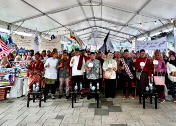 ABU Bakar Hamzah (tengah) bergambar bersama peserta Keretapi Sarong Perlis 2026 yang berlangsung di Padang Besar Street, Perlis, hari ini. -UTUSAN/ASYRAF MUHAMMAD