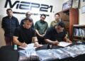 PENGARAH Kreatif MEP Venture Sdn. Bhd, Abdul Hafiz Zahidi (kanan) dan Pengarah Strategik Black Label, Nurul Adli Adzami (kiri) menandatangani MoU dalam majlis berlangsung di pejabat urusan MEP21, Kangar, Perlis hari ini.-UTUSAN/IZLIZAN OTHMAN