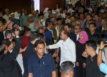 ANWAR Ibrahim berucap pada Perjumpaan Perdana Menteri Bersama Warga Kementerian Perladangan dan Komoditi di Putrajaya. - UTUSAN/FAISOL MUSTAFA