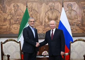 MASOUD Pezeshkian berjabat tangan dengan Vladimir Putin. - AFP