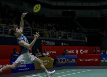 Aaron Tai yang memiliki jurang usia lapan tahun dengan Soh Wooi Yik  membenam wakil Jepun, Hiroki Okamura-Kyohei Yamashita 18-21, 21-12, 21-15 di China Masters, hari ini. -   UTUSAN/MUHAMMAD IQBAL ROSLI