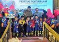 AB. Rauf Yusoh menyampaikan hadiah kepada kanak-kanak semasa perasmian Festival Masyarakat (Fesma) Negeri Melaka 2026 di Dewan Terbuka Semabok Dalam, Melaka hari ini. UTUSAN/AMRAN MULUP