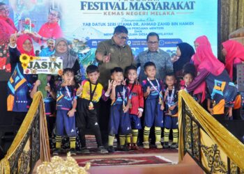AB. Rauf Yusoh menyampaikan hadiah kepada kanak-kanak semasa perasmian Festival Masyarakat (Fesma) Negeri Melaka 2026 di Dewan Terbuka Semabok Dalam, Melaka hari ini. UTUSAN/AMRAN MULUP