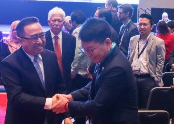 CHANG Lih Kang (tengah) ketika meninjau reruai pameran selepas merasmikan Kongres Kejuruteraan, Sains dan Teknologi (ESTCON) Ke-9 2026 di PWCC, George Town, Pulau Pinang hari ini.-UTUSAN/DANIAL SAAD