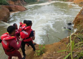SEORANG lelaki ditemukan lemas di Jeram Air Leleh, Bukit Ibam di Rompin, Pahang. - GAMBAR IHSAN JBPM PAHANG