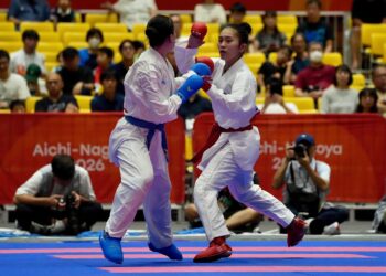 ADEOLA (kanan) ketika beraksi final kumite wanita 55 kilogram (kg) di Toyohashi Gymnasium, Aichi, hari ini. - IHSAN MSN