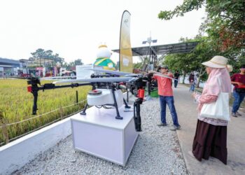 Pengunjung yang datang ke Laman Padi BERNAS berpeluang melihat dengan lebih dekat penggunaan dron dan pam air mudah alih menggunakan cahaya matahari di MAHA 2026 minggu lepas.