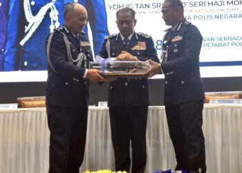 HAMZAH Hashim (kanan) menerima tongkat kuasa pada Majlis Serah Terima Tugas di Ibu Pejabat Polis Kontinjen Perlis, hari ini. -UTUSAN/ASYRAF MUHAMMAD