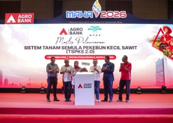 MENTERI Perladangan dan Komoditi, Datuk Seri Dr. Noraini Ahmad (tiga dari kiri) dan Timbalannya, Datuk Chan Foong Hin (tiga dari kanan) menyempurnakan Majlis Pelancaran Sistem Tanam Semula Pekebun Kecil Sawit (TSPKS 2.0).