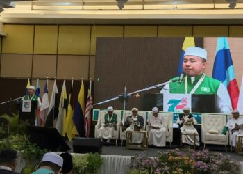 AHMAD Yahya semasa menyampaikan ucaptama di Muktamar Dewan Ulama Pas  Kali Ke-65 di Kota Bharu, Kelantan. - UTUSAN/YATIMIN ABDULLAH