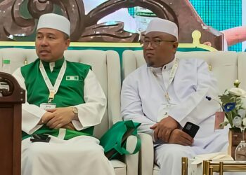 AHMAD Yahya (kiri) semasa menghadiri Muktamar Dewan Ulama Pas Pusat di Kota Bharu, Kelantan.