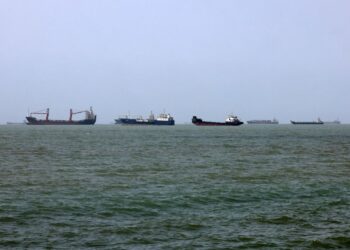 DUA kapal diserang ketika melalui Selat Hormuz. - AFP