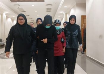 ZAIRIFAH Zainal Abidin (dua dari kiri) dan Norlida Abdul Razak (dua dari kanan) dibawa ke Mahkmah Sesyen Kuantan, Pahang.