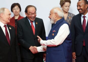 ANWAR Ibrahim bersama Perdana Menteri India, Narendra Modi sempena Sidang Kemuncak BRICS ke-18 di New Delhi. - GAMBAR/Indian Press Information Bureau (PIB)