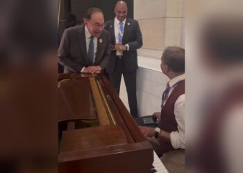 TANGKAP layar video dikongsikan Perdana Menteri, Datu Seri Anwar Ibrahim di Facebook rasminya.