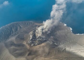 LETUSAN Gunung Anak Krakatau mula meletus pada Jumaat. - AFP
