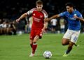 PEMAIN Tengah Arsenal, Martin Odegaard (kiri) merebut bola daripada pemain Napoli, Antonio Vergara pada aksi Liga Juara-Juara Eropah di Stadium Diego Armando Maradona, awal pagi tadi.-AFP