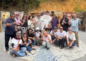 MOHAMMAD Nor Mohammad Khalid (Datuk Lat) dan Pengarah Program ASAL 2026, Saadon Ishak bergambar bersama 22 pelukis dari 12 negara termasuk Malaysia, di Batu Di-Situ, Lenggong, Perak.