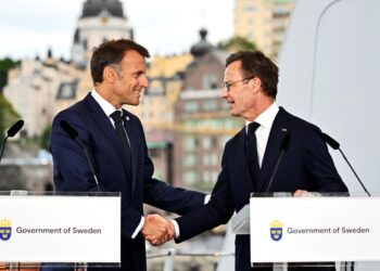 EMMANUEL Macron (kiri) dan Ulf Kristersson. - AFP