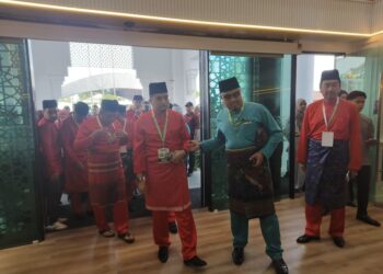 ASYRAF Wajdi Dusuki (dua dari kanan) semasa hadir ke Majlis Perasmian Muktamar Pas Ke-72 di Pusat Tarbiah Islamiah Kelantan (Putik), Pengkalan Chepa, Kota Bharu, Kelantan. - UTUSAN/YATIMIN ABDULLAH