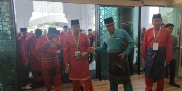ASYRAF Wajdi Dusuki (dua dari kanan) semasa hadir ke Majlis Perasmian Muktamar Pas Ke-72 di Pusat Tarbiah Islamiah Kelantan (Putik), Pengkalan Chepa, Kota Bharu, Kelantan. - UTUSAN/YATIMIN ABDULLAH