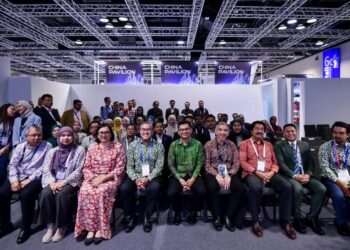 AKMAL Nasrullah Mohd. Nasir dalam sesi plenari sempena Pameran dan Persidangan Minyak dan Gas Asia 2026 (OGA 2026) di sini hari ini.- UTUSAN/M. FIRDAUS M. JOHARI