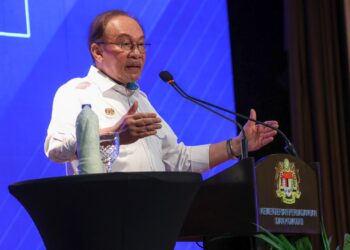 ANWAR Ibrahim berucap pada Perjumpaan Perdana Menteri Bersama Warga Kementerian Perladangan dan Komoditi di Putrajaya. - UTUSAN/FAISOL MUSTAFA