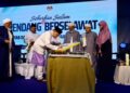 ANWAR Ibrahim menandatangani plak Peluncuran Pusat Pengajian Hadith Sunan Sittah sempena Program Pendang Berselawat di Pondok Mujamma' Ibn Sunni Al-Talaqqi (Mushtaq), Pendang. - UTUSAN/ SHAHIR NOORDIN