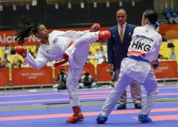 C. Shahmalarani (kiri) beraksi menentang lawannya dari Hong Kong, Tsang Yee Ting dalam final karate kumite bawah 50 kilogram sebelum menang pingat emas Sukan Asia Aichi-Nagoya 2026, semalam. - BERNAMA