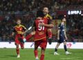 Pemain Selangor, Eduardo Jose melompat ke arah rakan sepasukan Chrigor Moraes selepas menjaringkan gol menentang Kuala Lumpur City FC dalam aksi Liga Super di Stadium Majlis Bandaraya Petaling Jaya (MBPJ), kelmarin. - UTUSAN/AMIR KHALID