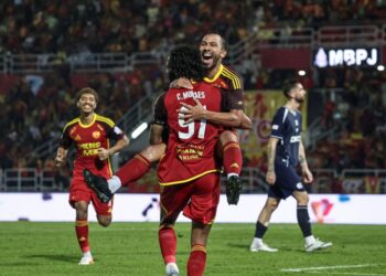 Pemain Selangor, Eduardo Jose melompat ke arah rakan sepasukan Chrigor Moraes selepas menjaringkan gol menentang Kuala Lumpur City FC dalam aksi Liga Super di Stadium Majlis Bandaraya Petaling Jaya (MBPJ), kelmarin. - UTUSAN/AMIR KHALID
