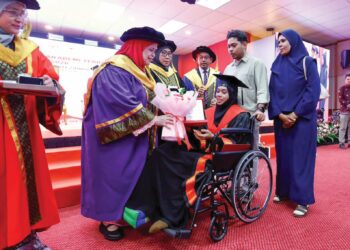 RUBIAH Wang menyampaikan sijil kepada graduan pada Majlis Graduasi kali ke-13 Kolej Keda dan Pelancaran EV-MIACE di Sik, semalam. – UTUSAN/ SHAHIR NOORDIN
