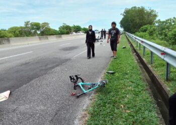 KEADAAN basikal milik salah seorang mangsa yang maut dalam kemalangan di Kilometer 16.5 Lebuh Raya Rakyat, Kota Bharu, Kelantan semalam.