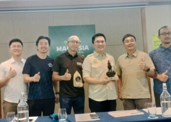 Wong Kah Woh (empat dari kiri) ketika menghadiri sidang media UTMB di Taiping hari ini. – Wat Kamal Abas