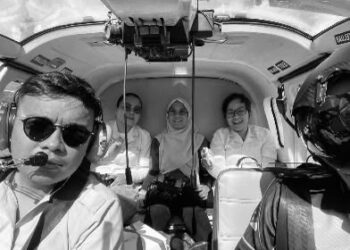 DR. Ainul Baraah Kamaruddin (bekalang, tengah) bersama tiga petugas termasuk seorang juruterbang yang maut dalam nahas di Miri, Sarawak, semalam.