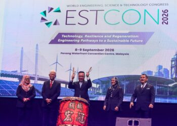 CHANG Lih Kang (tengah) memukul gendang sebagai simbolik perasmian Kongres Kejuruteraan, Sains dan Teknologi (ESTCON) Ke-9 2026 di PWCC, George Town, Pulau Pinang hari ini.-UTUSAN/DANIAL SAAD