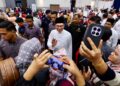 ANWAR Ibrahim bertemu peniaga-peniaga kecil yang hadir pada Majlis Perasmian Skim Usahawan Bangkit Negeri Kedah di Anak Bukit, Alor Setar. - UTUSAN/ SHAHIR NOORDIN