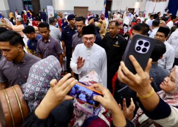 ANWAR Ibrahim bertemu peniaga-peniaga kecil yang hadir pada Majlis Perasmian Skim Usahawan Bangkit Negeri Kedah di Anak Bukit, Alor Setar. - UTUSAN/ SHAHIR NOORDIN