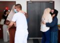 SYED Mohamad Haizat Syed Hassan dan Nurul Syahira Zakaria berpelukan dengan ahli keluarga selepas dilepas dan dibebaskan oleh Mahkamah Tinggi Kota Bharu, Kelantan atas pertuduhan mengedar dadah jenis methamphetamine seberat 81.77 gram. - UTUSAN/KAMARUL BISMI KAMARUZAMAN