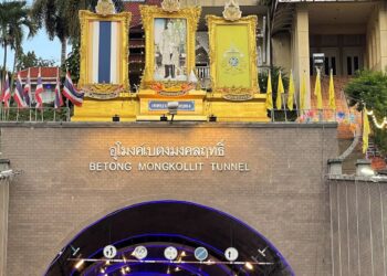 TEROWONG Mongkollit dihiasi lampu warna ungu.