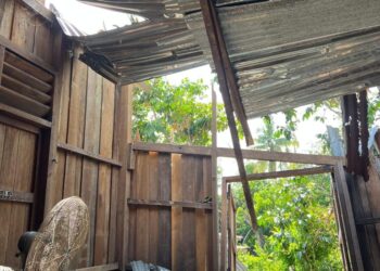 KEADAAN bumbung rumah yang musnah selepas ditimpa pokok tumbang dalam kejadian hujan dan ribut baru-baru ini.