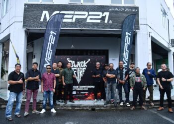 ANGGOTA Black Fire merakamkan gambar bersama selepas majlis menandatangani MoU di pejabat urusan MEP21, Kangar, Perlis hari ini -UTUSAN/IZLIZAN OTHMAN