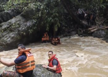 ANGGOTA bomba menyelamatkan 19 mangsa yang terperangkap akibat kejadian kepala air di Lata Debu, Baling, petang tadi.