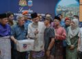 MUSTAPA Sakmud (dua dari kanan, depan) mengiringi Perdana Menteri, Datuk Seri Anwar Ibrahim menziarahi mangsa kebakaran yang melibatkan tiga buah kampung di Numbak, Kota Kinabalu sebelum berangkat ke New Delhi, India baru-baru ini.